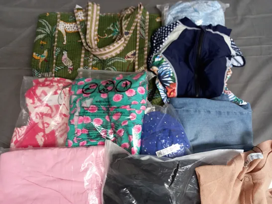 BOX OF APPROXIMATELY 25 ASSORTED CLOTHING ITEMS TO INCLUDE - BAG, SWIMSUIT, TOPS ETC