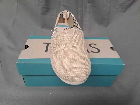 BOXED PAIR OF TOMS ALPARGATA NATURAL UNDYED CANVAS SHOES IN BEIGE UK SIZE 4.5