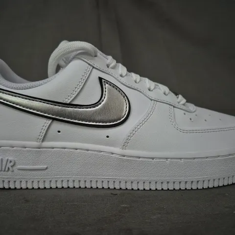 BRAND NEW BOXED PAIR OF NIKE WOMEN'S AIR FORCE 1 '07 ESS SHOES IN WHITE/METALLIC SILVER UK SIZE 4.5