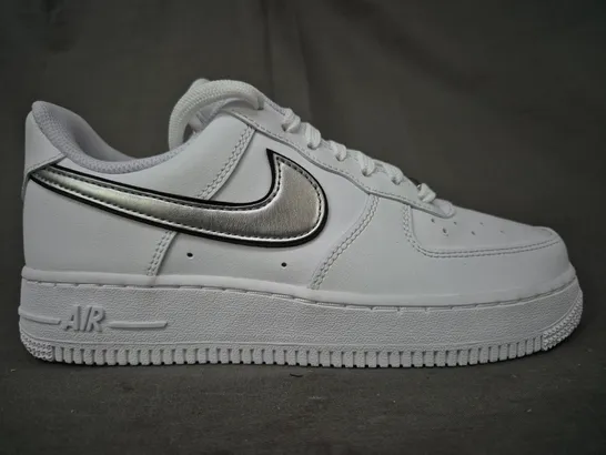 BRAND NEW BOXED PAIR OF NIKE WOMEN'S AIR FORCE 1 '07 ESS SHOES IN WHITE/METALLIC SILVER UK SIZE 4.5