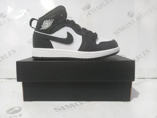 BOXED PAIR OF NIKE AIR JORDAN 1 MID KIDS SHOES IN BLACK/WHITE UK SIZE 10.5