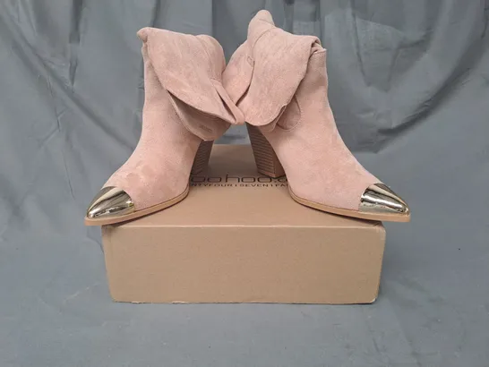 BOXED PAIR OF BOOHOO METAL TOE DETAIL BLOCK HEEL COWBOY BOOTS IN BLUSH SIZE 5