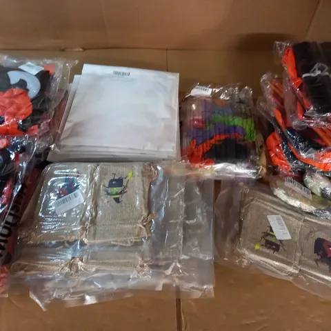 LOT OF ASSORTED HALLOWEEN PARTY ITEMS TO INCLUDE JUTE BAGS, BALLOONS AND BANNERS