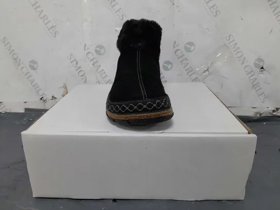 BOXED PAIR OF EARTH ORIGINALS EMMALYN BOOTIES IN BLACK SIZE 5