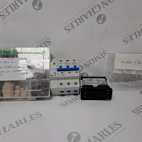 BOX OF APPROX 7 ASSORTED ELECTRICAL ITEMS TO INCLUDE - TERMINAL - LED LIGHTS - EMKO ERM3770-N ECT 