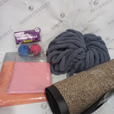 BOX OF APPROXIMATELY 15 ASSORTED ITEMS TO INCLUDE THICK YARN, DOOR MAT, FITTED SHEET ETC