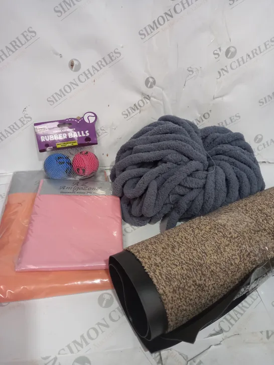 BOX OF APPROXIMATELY 15 ASSORTED ITEMS TO INCLUDE THICK YARN, DOOR MAT, FITTED SHEET ETC