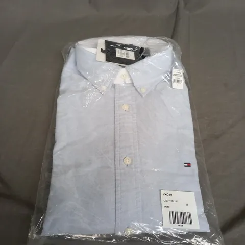 SEALED TOMMY HILFIGER SOLID HERTITAGE OXFORD RF SHIRT IN BLUE - MEDIUM