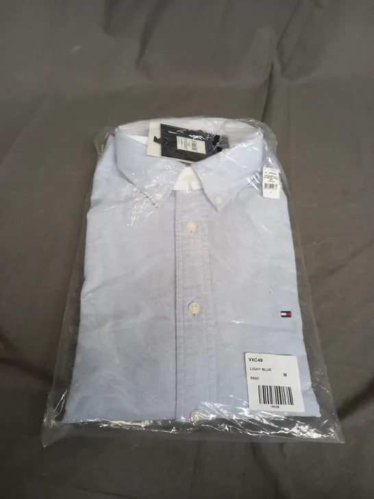 SEALED TOMMY HILFIGER SOLID HERTITAGE OXFORD RF SHIRT IN BLUE - MEDIUM