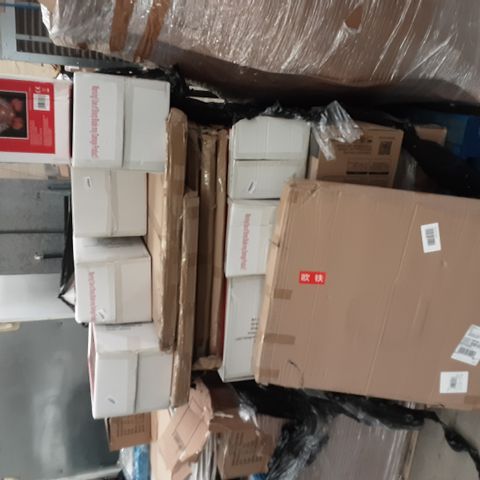 PALLET OF ASSORTED ITEMS TO INCLUDE: RECEPTION TABLE TOPPERS, FROSTED TINSEL PENGUINS