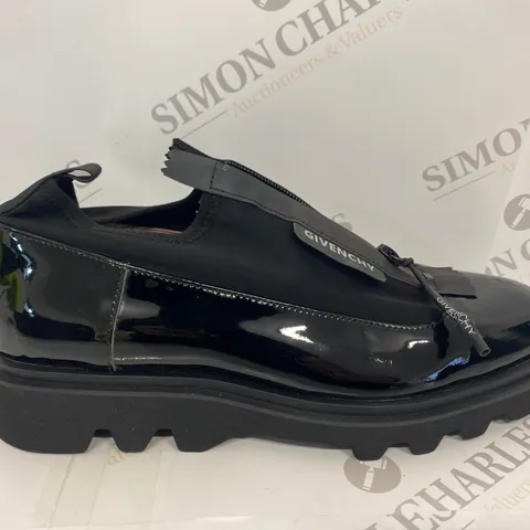 PAIR OF GIVENCHY BLACK SHOES SIZE 42
