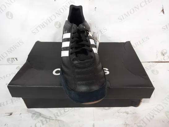 BOXED PAIR OF ADIDAS KAISER 5 GOAL SHOES IN BLACK/WHITE UK SIZE 9