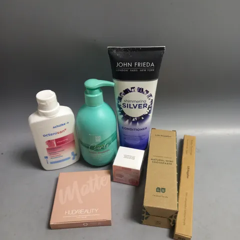 BOX OF APPROXIMATELY 20 COSMETIC ITEMS TO INCLUDE - OCTENISAN BODY WASH - JOHN FRIEDA SHIMMERING SILVER CONDITIONER - DENTAL CARE - ETC 