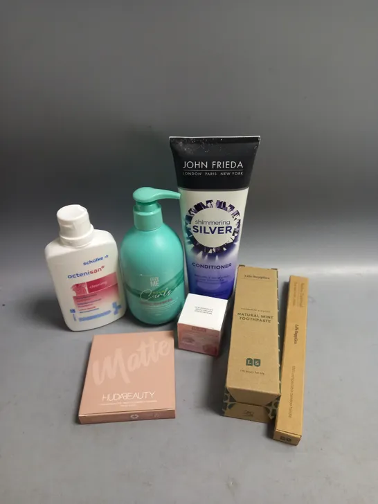 BOX OF APPROXIMATELY 20 COSMETIC ITEMS TO INCLUDE - OCTENISAN BODY WASH - JOHN FRIEDA SHIMMERING SILVER CONDITIONER - DENTAL CARE - ETC 