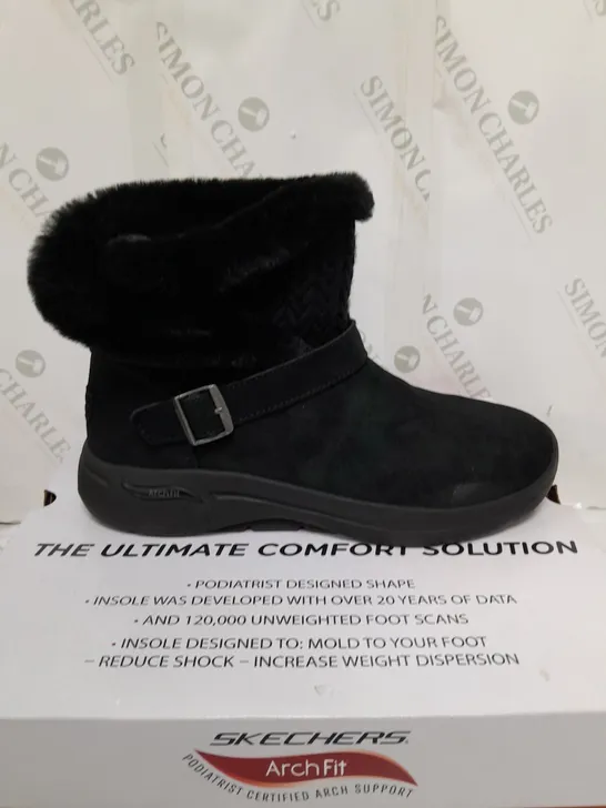 BOXED SKECHERS GO BOOTS IN BLACK - SIZE 7 RRP £20