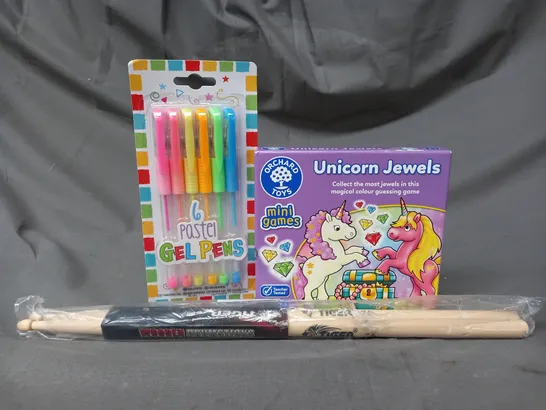 BOX OF APPROXIMATELY 10 ASSORTED TOYS AND GAMES TO INCLUDE UNICORN JEWELS, GEL PENS, WOODEN DRUMSTICKS, ETC - COLLECTION ONLY