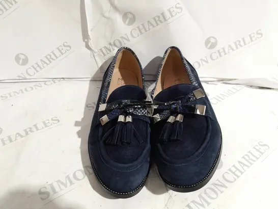 PAIR OF MODA IN PELLE ENLEENA WIDE SUEDE LOAFERS IN NAVY SIZE 6