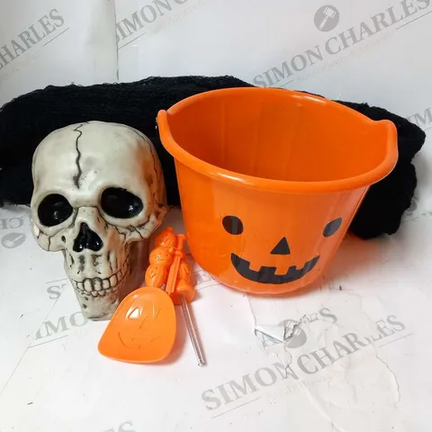LARGE BOX OF ASSORTED HALLOWEEN PRODUCTS TO INCLUDE; 8 BRAND NEW BOXED HOME HALLOWEEN KITS, 2 ASSORTED SETS OF HALLOWEEN DUVET COVERS AND FLEECE THROW