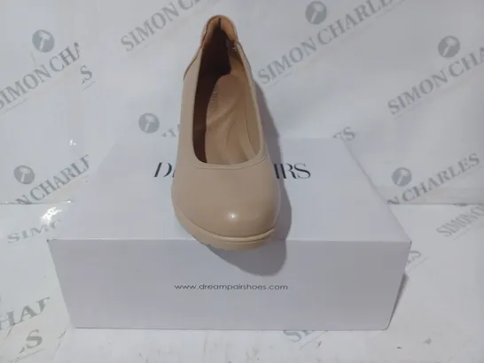 BOXED PAIR OF DREAMPAIRS BLOCK HEEL SLIP-ON SHOES IN NUDE UK SIZE 5.5