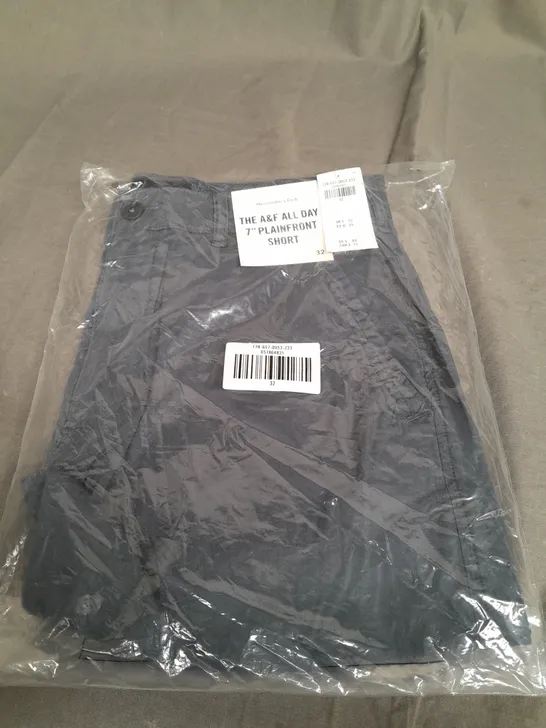 SEALED ABERCROMBIE & FITCH 7 PLAINFRONT SHORTS IN NAVY - SIZE 32