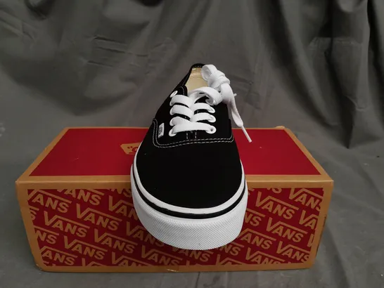 BOXED VANS OF THE WALL BLACK/WHITE TRAINERS - UK 8