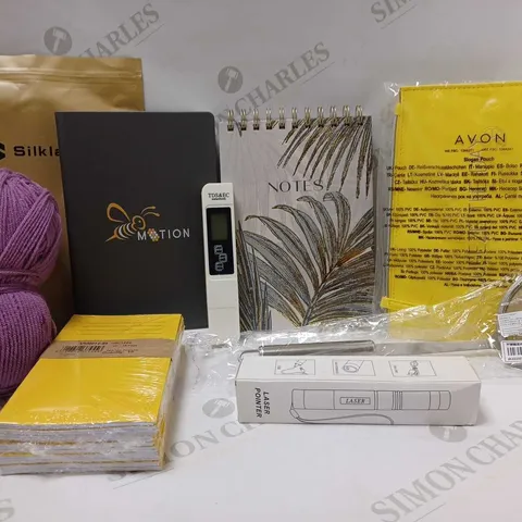 LOT OF APPROX 10 ASSORTED HOUSEHOLD ITEMS TO INCLUDE GOLD LEAF DESIGN NOTEPAD, LASER POINTER, AVON SLOGAN POUCH, ETC 