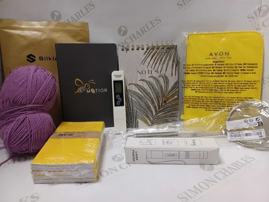 LOT OF APPROX 10 ASSORTED HOUSEHOLD ITEMS TO INCLUDE GOLD LEAF DESIGN NOTEPAD, LASER POINTER, AVON SLOGAN POUCH, ETC 