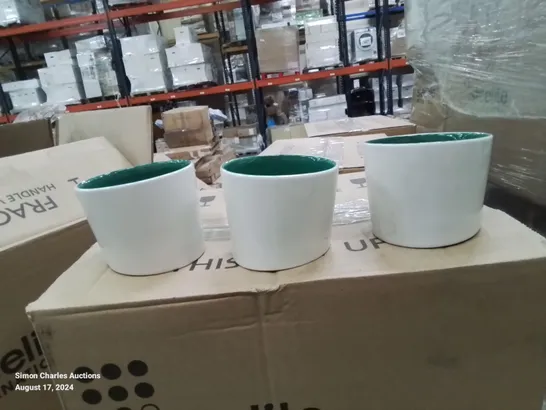 PALLET CONTAINING LARGE AMOUNT OF TILTED SIDE POTS/RAMEKINS (GREEN AND WHITE)