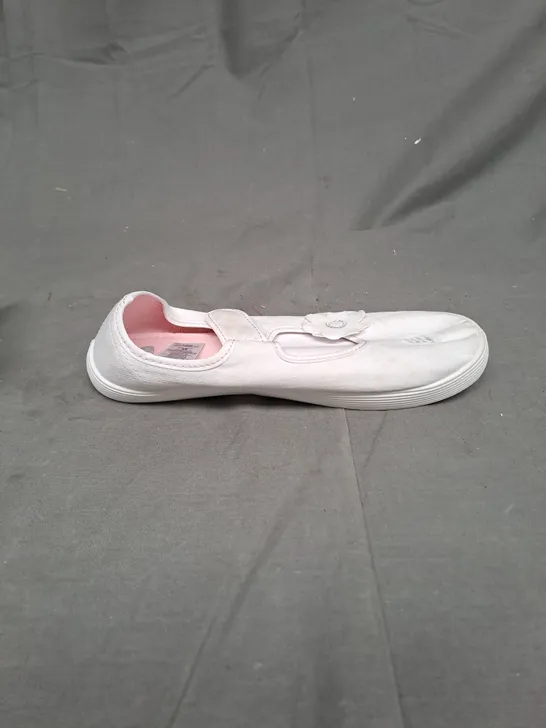 BOXED LOT OF APPROX 40 PAIRS OF CHILDREN'S WHITE PUMPS WITH FLOWER DETAIL. VARIOUS SIZES