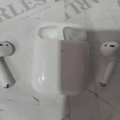 APPLE AIRPODS WITH CHARGING CASE