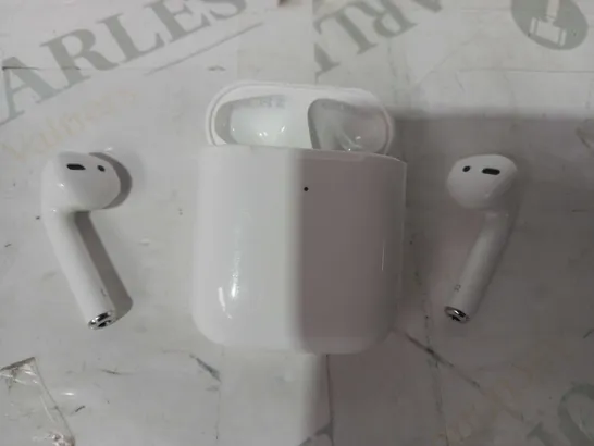 APPLE AIRPODS WITH CHARGING CASE