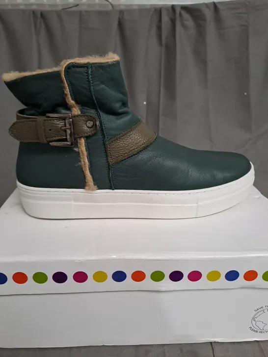 BOXED PAIR OF ADESSO HEATHER LEATHER TRAINERS IN GREEN SIZE 6