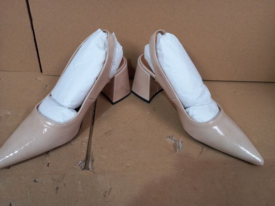 BOXED PAIR OF DESIGNER WOMENS HEELS IN BEIGE EU SIZE 37