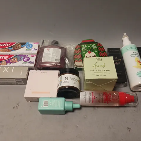 BOX OF APPROXIMATELY 20 COSMETIC ITEMS TO INCLUDE - MASCARA, BABY MOISTURISER, TOOTHPASTE, AND BODY CREAM ETC. 