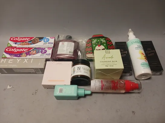 BOX OF APPROXIMATELY 20 COSMETIC ITEMS TO INCLUDE - MASCARA, BABY MOISTURISER, TOOTHPASTE, AND BODY CREAM ETC. 