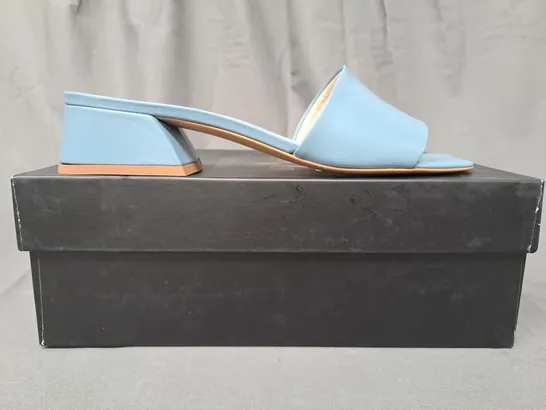 BOXED PAIR OF ITALIA NEPER OPEN TOE LOW BLOCK HEEL SANDALS IN BLUE EU SIZE 39