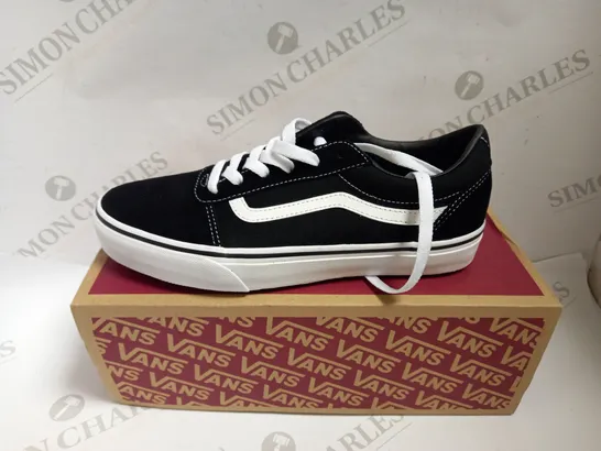 BOXED VANS BLACK/WHITE WARD JUNIOR SHOES - SIZE 6