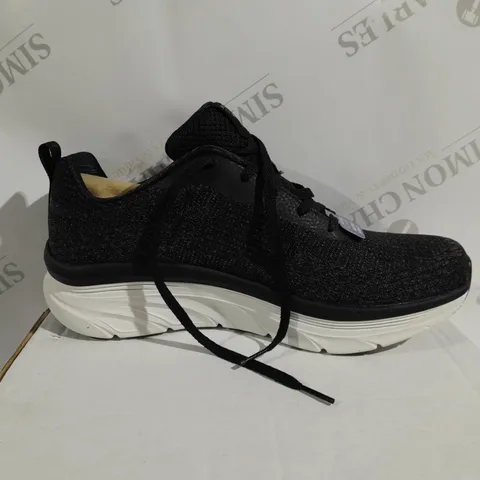 BOXED PAIR OF SKECHERS D'LUX WALKER TRAINERS IN BLACK - SIZE 7