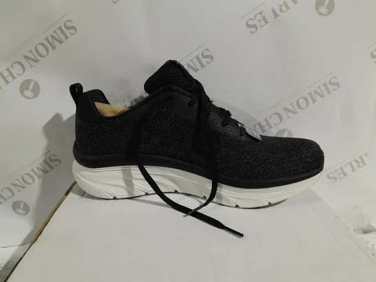 BOXED PAIR OF SKECHERS D'LUX WALKER TRAINERS IN BLACK - SIZE 7