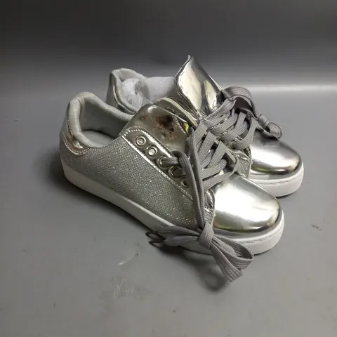 LADIES GLOSSY SILVER WITH GLITTER DETAIL TRAINERS SIZE 38