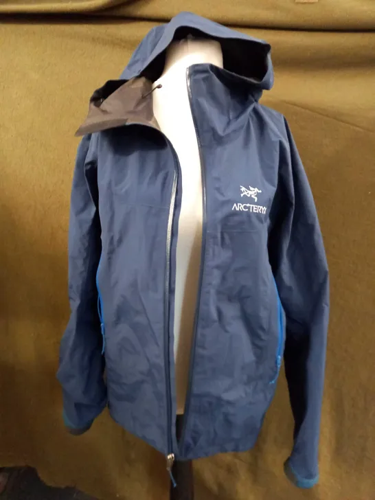 ARCTERYX GORE-TEX NAVY COAT IN MEDIUM