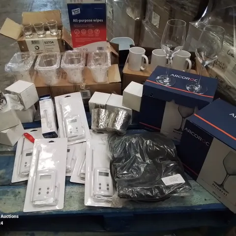 BOX CONTAINING VARIOUS CATERING AND KITCHEN SUPPLIES TO INCLUDE 12 WINE GLASSES, THERMOMETER READERS, SALT POTS, 36 PLASTIC STORAGE TUBS, 2 BOXES OF ALL PURPOSE WIPES, 9 SHOT GLASSES ETC.