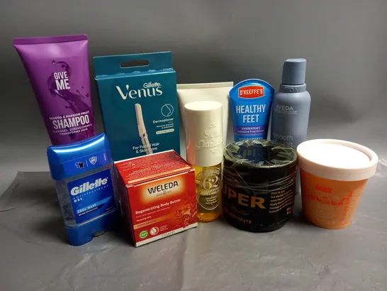 APPROXIMATELY 10 ASSORTED HEALTH AND BEAUTY PRODUCTS TO INCLUDE GILLETTE VENUS DERMAPLANER, WELEDA REGENERATING BODY BUTTER, UMBERTO GIANNINI SCAP SCRUB