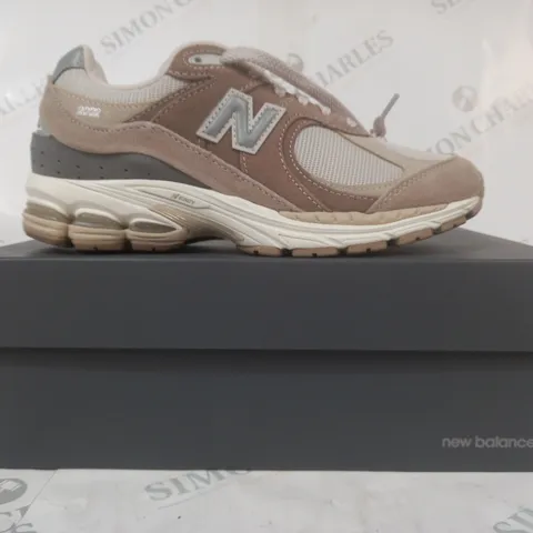 BOXED PAIR OF NEW BALANCE RUNNING SHOES IN BROWN/TAN/GREY UK SIZE 5