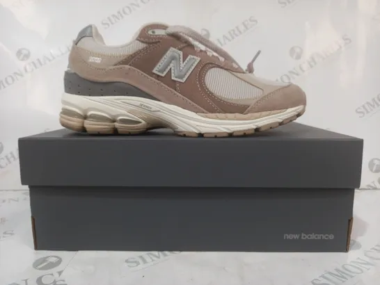BOXED PAIR OF NEW BALANCE RUNNING SHOES IN BROWN/TAN/GREY UK SIZE 5