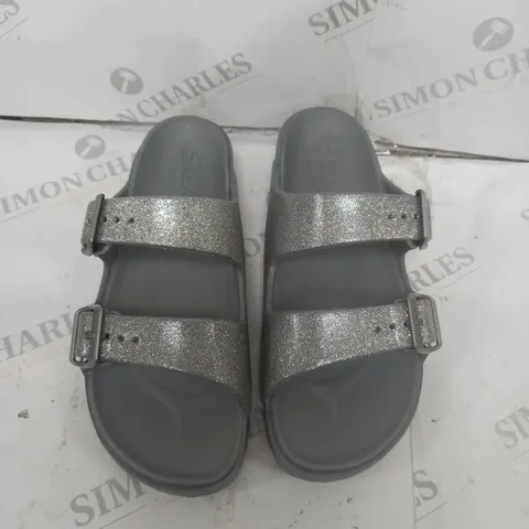 GREY AND SILVER SANDLE SIZE 6