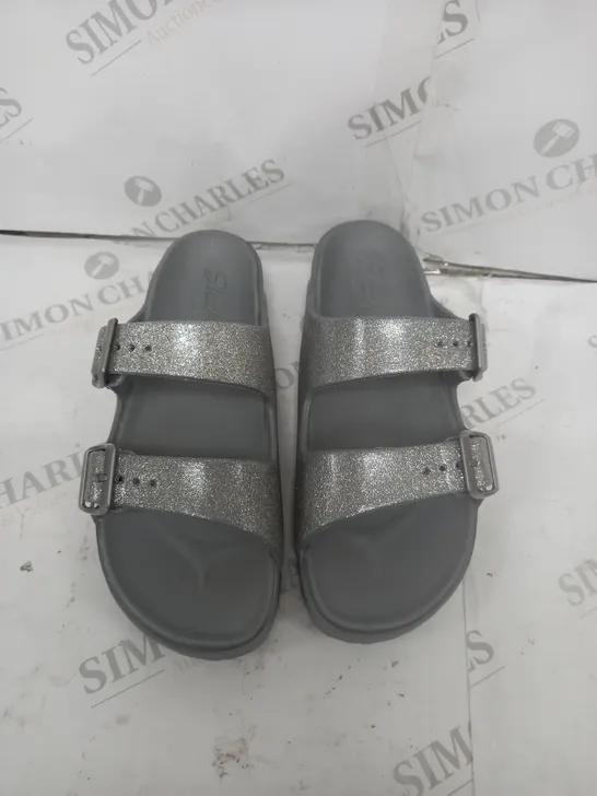 GREY AND SILVER SANDLE SIZE 6