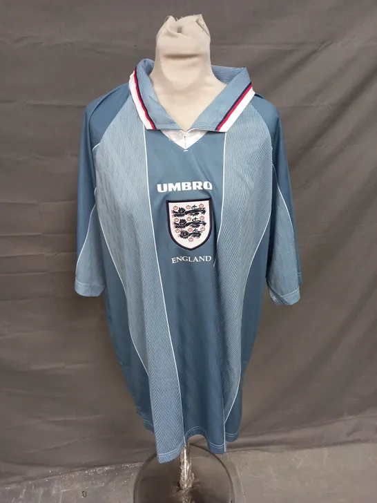 UMBRO ENGLAND FOOTBALL JERSEY IN BLUE STRIPE SIZE XL