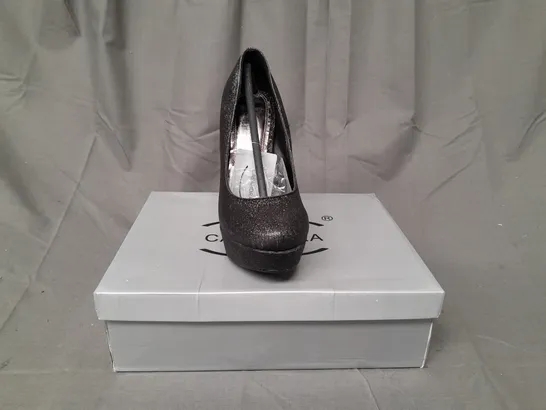 BOX OF APPROXIMATELY 10 PAIRS OF CASANDRA CLOSED TOE HIGH HEEL SHOES IN BLACK W. GLITTER EFFECT - VARIOUS SIZES