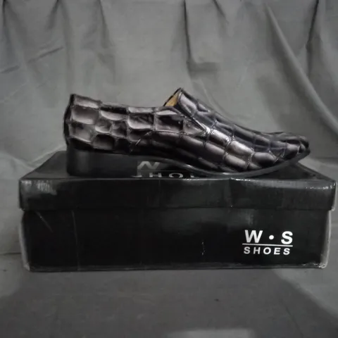 APPROXIMATELY 12 BOXED PAIR OF LOAFERS IN VARIOUS SIZES 